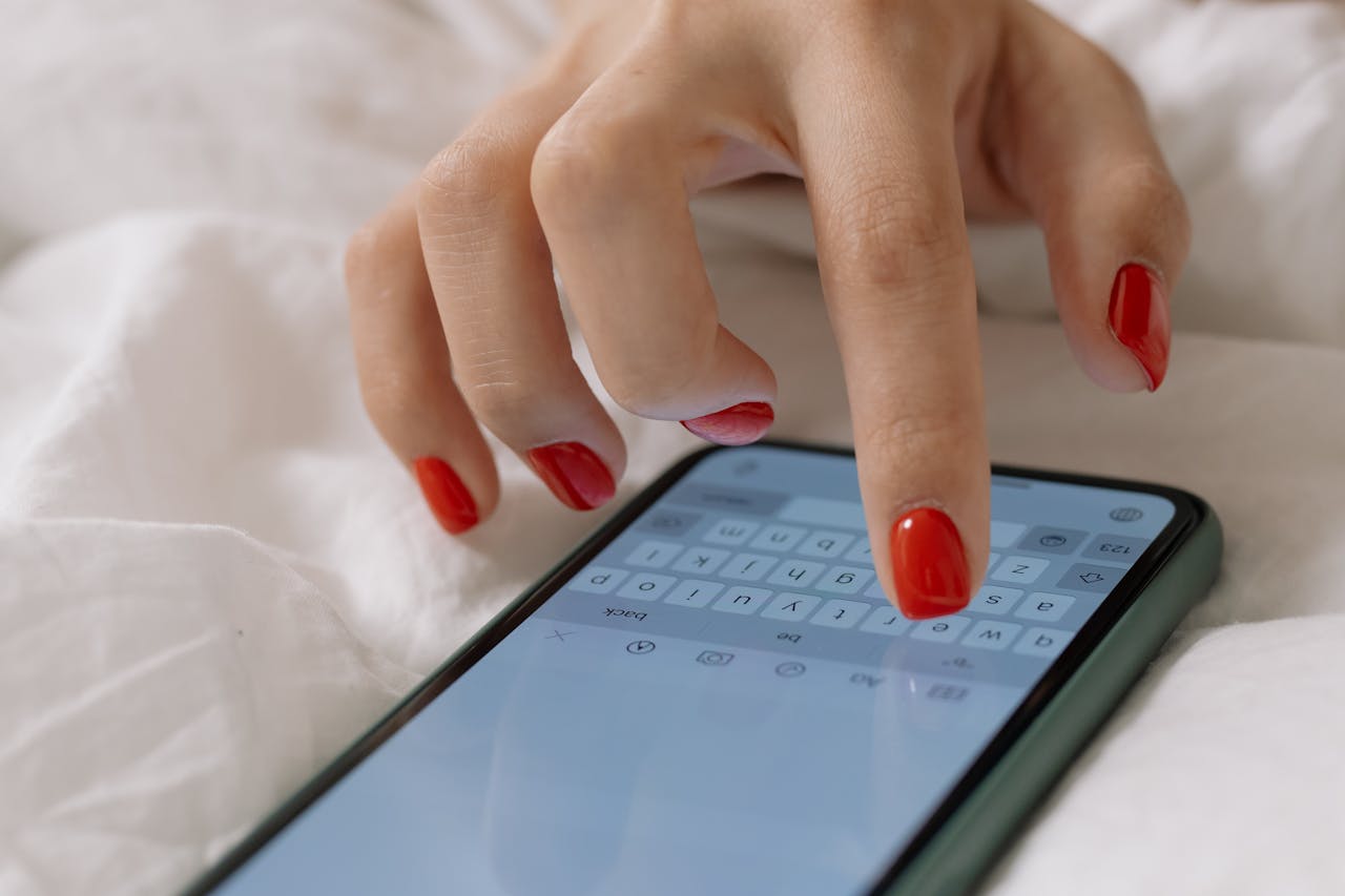 That Apple text you just got? Scammers are impersonating Apple and their messages look very convincing